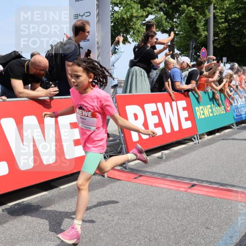 15.06.2025 - REWE Women's Run Strokosch-Dieckow http://msf.ph/oto/7941820 15.06.2025 11:34:24 Ziel 110, 154, 184, 185, 186, 188, 192, 195, 217, 234, 283, 288, 291, 306 meine-sportfotos.de