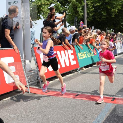 15.06.2025 - REWE Women's Run Strokosch-Dieckow http://msf.ph/oto/7941890 15.06.2025 11:34:28 Ziel 110, 146, 154, 157, 163, 180, 184, 185, 188, 192, 217, 234, 237, 283, 288, 306 meine-sportfotos.de