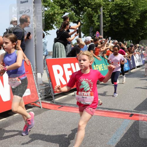 15.06.2025 - REWE Women's Run Strokosch-Dieckow http://msf.ph/oto/7941905 15.06.2025 11:34:28 Ziel 110, 146, 154, 157, 163, 180, 184, 185, 188, 192, 217, 234, 237, 283, 288, 306 meine-sportfotos.de