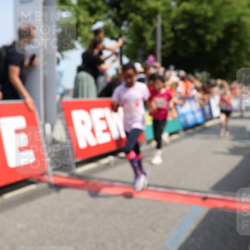 15.06.2025 - REWE Women's Run Strokosch-Dieckow http://msf.ph/oto/7941920 15.06.2025 11:34:29 Ziel 110, 146, 154, 157, 163, 178, 180, 184, 185, 188, 192, 217, 234, 237, 283, 288, 306, 314 meine-sportfotos.de
