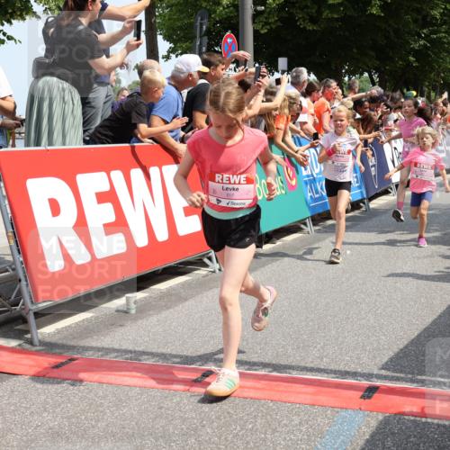 15.06.2025 - REWE Women's Run Strokosch-Dieckow http://msf.ph/oto/7941971 15.06.2025 11:34:30 Ziel 110, 146, 150, 154, 157, 163, 178, 180, 184, 185, 188, 192, 217, 234, 237, 283, 306, 314 meine-sportfotos.de
