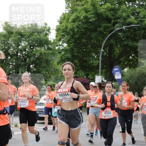 15.06.2025 - REWE Women's Run Jannik Wohlers http://msf.ph/oto/7941983 15.06.2025 08:28:27 Laufen 10862, 0383, 10354, 11178, 1017, 10168, 77, 10 meine-sportfotos.de