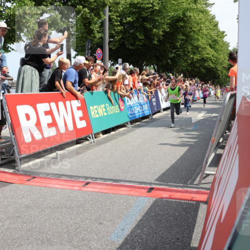 15.06.2025 - REWE Women's Run Strokosch-Dieckow http://msf.ph/oto/7942021 15.06.2025 11:34:32 Ziel 110, 146, 150, 154, 157, 163, 167, 178, 180, 185, 188, 192, 217, 234, 237, 283, 306, 314 meine-sportfotos.de