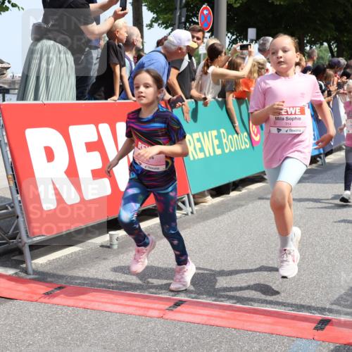 15.06.2025 - REWE Women's Run Strokosch-Dieckow http://msf.ph/oto/7942083 15.06.2025 11:34:35 Ziel 146, 150, 157, 163, 167, 176, 178, 180, 188, 189, 192, 217, 237, 274, 314 meine-sportfotos.de