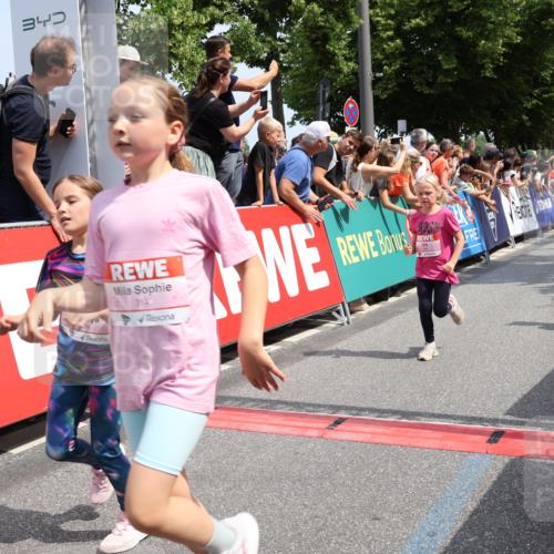 15.06.2025 - REWE Women's Run Strokosch-Dieckow http://msf.ph/oto/7942100 15.06.2025 11:34:36 Ziel 146, 150, 157, 163, 167, 169, 176, 178, 180, 188, 189, 217, 221, 237, 274, 314 meine-sportfotos.de
