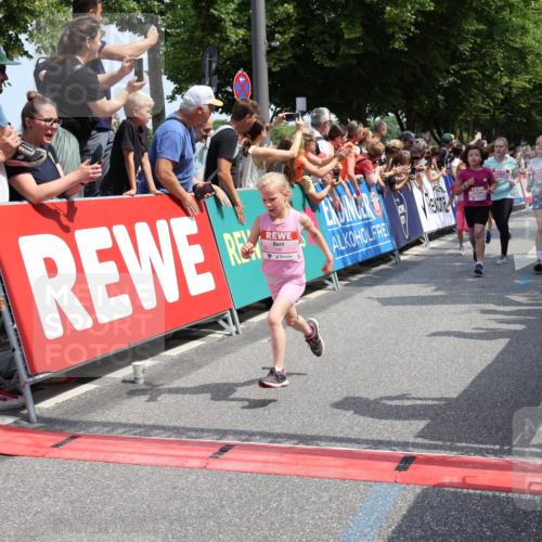 15.06.2025 - REWE Women's Run Strokosch-Dieckow http://msf.ph/oto/7942356 15.06.2025 11:34:49 Ziel 106, 113, 116, 123, 124, 135, 143, 153, 160, 165, 169, 172, 173, 179, 213, 221, 256, 287, 293 meine-sportfotos.de