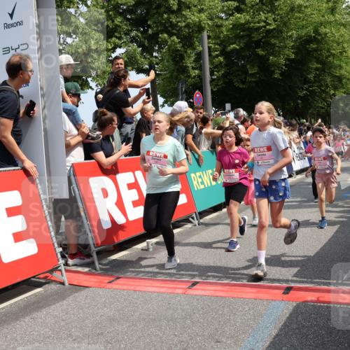 15.06.2025 - REWE Women's Run Strokosch-Dieckow http://msf.ph/oto/7942394 15.06.2025 11:34:51 Ziel 106, 113, 116, 123, 124, 135, 143, 153, 160, 165, 172, 173, 179, 213, 256, 287 meine-sportfotos.de