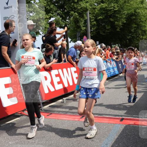 15.06.2025 - REWE Women's Run Strokosch-Dieckow http://msf.ph/oto/7942401 15.06.2025 11:34:52 Ziel 106, 113, 116, 123, 124, 135, 143, 153, 160, 165, 172, 173, 179, 213, 231, 256, 287, 323 meine-sportfotos.de