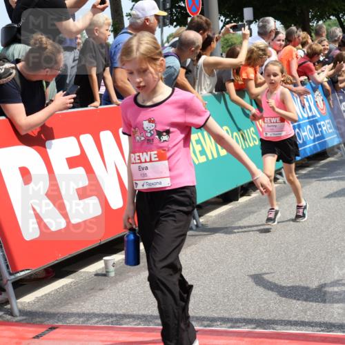 15.06.2025 - REWE Women's Run Strokosch-Dieckow http://msf.ph/oto/7942455 15.06.2025 11:34:54 Ziel 106, 113, 116, 123, 124, 135, 143, 153, 160, 165, 213, 231, 250, 256, 287, 290, 323 meine-sportfotos.de