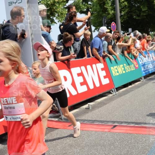 15.06.2025 - REWE Women's Run Strokosch-Dieckow http://msf.ph/oto/7942538 15.06.2025 11:34:59 Ziel 113, 116, 123, 124, 135, 160, 162, 165, 213, 216, 231, 233, 250, 290, 312, 316, 323 meine-sportfotos.de