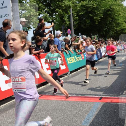15.06.2025 - REWE Women's Run Strokosch-Dieckow http://msf.ph/oto/7942615 15.06.2025 11:35:03 Ziel 162, 207, 216, 231, 233, 250, 263, 290, 312, 316, 323 meine-sportfotos.de