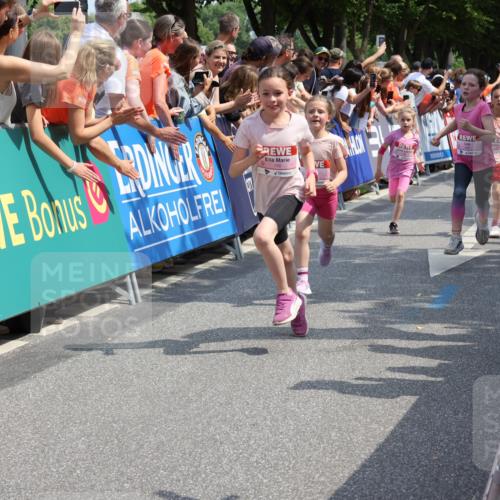 15.06.2025 - REWE Women's Run Strokosch-Dieckow http://msf.ph/oto/7942824 15.06.2025 11:35:16 Ziel 112, 115, 118, 156, 161, 170, 174, 201, 211, 214, 225, 261, 273, 285, 313 meine-sportfotos.de