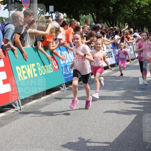 15.06.2025 - REWE Women's Run Strokosch-Dieckow http://msf.ph/oto/7942829 15.06.2025 11:35:17 Ziel 112, 115, 118, 128, 156, 161, 170, 174, 201, 211, 214, 225, 261, 273, 285, 309, 313 meine-sportfotos.de