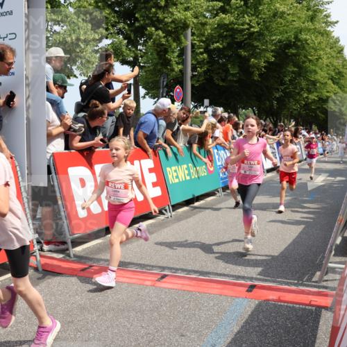 15.06.2025 - REWE Women's Run Strokosch-Dieckow http://msf.ph/oto/7942862 15.06.2025 11:35:18 Ziel 112, 115, 118, 128, 161, 170, 174, 201, 211, 214, 225, 261, 273, 285, 309, 313 meine-sportfotos.de