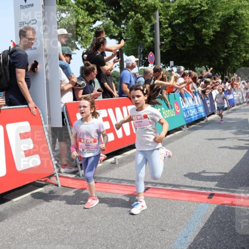 15.06.2025 - REWE Women's Run Strokosch-Dieckow http://msf.ph/oto/7943008 15.06.2025 11:35:23 Ziel 118, 120, 128, 131, 137, 139, 170, 175, 211, 220, 225, 261, 268, 269, 286, 296, 309, 313 meine-sportfotos.de