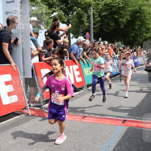 15.06.2025 - REWE Women's Run Strokosch-Dieckow http://msf.ph/oto/7943115 15.06.2025 11:35:27 Ziel 111, 120, 128, 131, 137, 139, 175, 220, 229, 240, 246, 261, 268, 269, 284, 286, 295, 296, 302, 309 meine-sportfotos.de