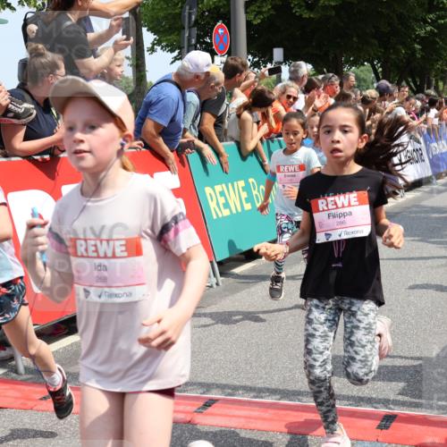 15.06.2025 - REWE Women's Run Strokosch-Dieckow http://msf.ph/oto/7943151 15.06.2025 11:35:28 Ziel 111, 120, 128, 131, 137, 139, 175, 220, 229, 240, 246, 261, 268, 269, 284, 286, 295, 296, 302, 309 meine-sportfotos.de