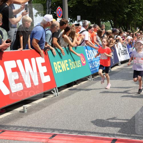 15.06.2025 - REWE Women's Run Strokosch-Dieckow http://msf.ph/oto/7943207 15.06.2025 11:35:30 Ziel 111, 120, 121, 128, 131, 137, 139, 152, 175, 220, 229, 240, 246, 268, 269, 284, 286, 295, 296, 302, 309 meine-sportfotos.de