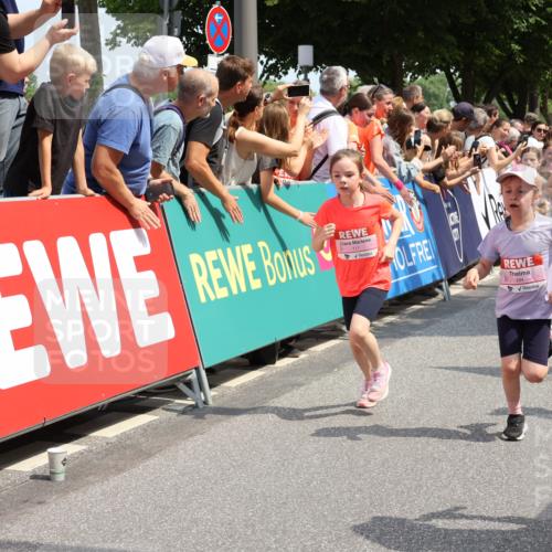 15.06.2025 - REWE Women's Run Strokosch-Dieckow http://msf.ph/oto/7943221 15.06.2025 11:35:30 Ziel 111, 120, 121, 128, 131, 137, 139, 152, 175, 220, 229, 240, 246, 268, 269, 284, 286, 295, 296, 302, 309 meine-sportfotos.de
