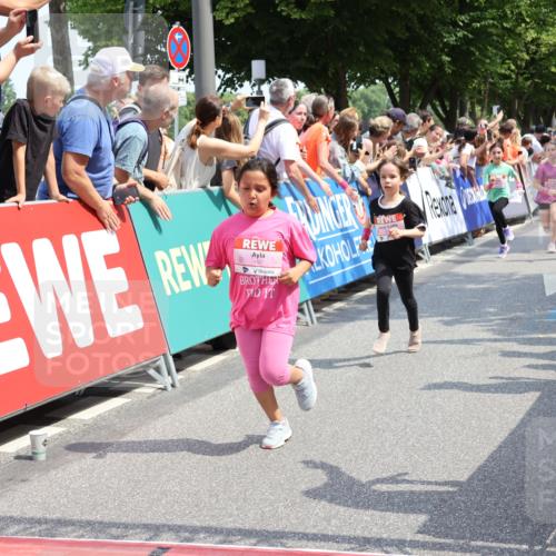 15.06.2025 - REWE Women's Run Strokosch-Dieckow http://msf.ph/oto/7943335 15.06.2025 11:35:34 Ziel 107, 111, 120, 121, 122, 131, 133, 137, 139, 152, 175, 181, 229, 240, 246, 251, 260, 264, 268, 269, 280, 284, 286, 295, 296, 302 meine-sportfotos.de