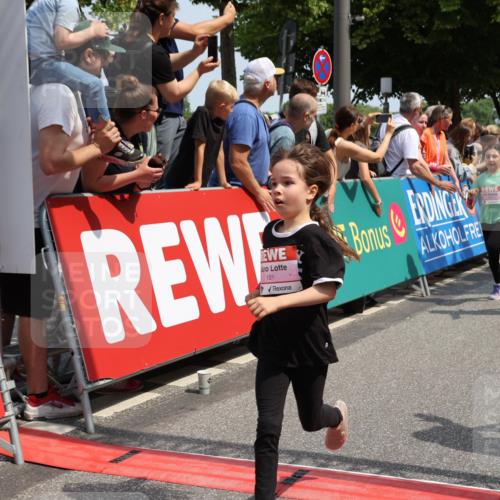 15.06.2025 - REWE Women's Run Strokosch-Dieckow http://msf.ph/oto/7943371 15.06.2025 11:35:36 Ziel 107, 111, 120, 121, 122, 125, 133, 137, 152, 181, 229, 240, 246, 251, 260, 264, 280, 281, 284, 295, 302 meine-sportfotos.de