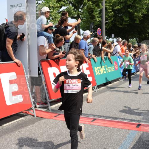 15.06.2025 - REWE Women's Run Strokosch-Dieckow http://msf.ph/oto/7943384 15.06.2025 11:35:36 Ziel 107, 111, 120, 121, 122, 125, 133, 137, 152, 181, 229, 240, 246, 251, 260, 264, 280, 281, 284, 295, 302 meine-sportfotos.de