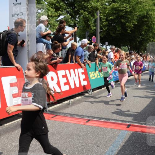 15.06.2025 - REWE Women's Run Strokosch-Dieckow http://msf.ph/oto/7943399 15.06.2025 11:35:36 Ziel 107, 111, 120, 121, 122, 125, 133, 137, 152, 181, 229, 240, 246, 251, 260, 264, 280, 281, 284, 295, 302 meine-sportfotos.de