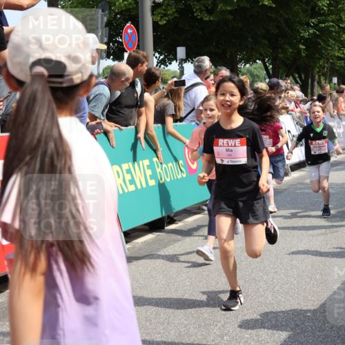 15.06.2025 - REWE Women's Run Strokosch-Dieckow http://msf.ph/oto/7943610 15.06.2025 11:35:43 Ziel 107, 121, 122, 125, 133, 168, 177, 181, 199, 226, 238, 239, 251, 260, 264, 280, 281, 294, 297, 300, 308, 321 meine-sportfotos.de
