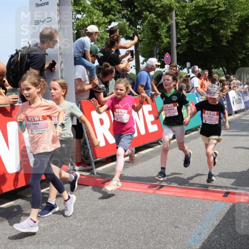 15.06.2025 - REWE Women's Run Strokosch-Dieckow http://msf.ph/oto/7943649 15.06.2025 11:35:45 Ziel 107, 125, 133, 147, 168, 177, 181, 190, 199, 226, 238, 239, 260, 262, 264, 265, 280, 281, 294, 297, 300, 308, 321 meine-sportfotos.de