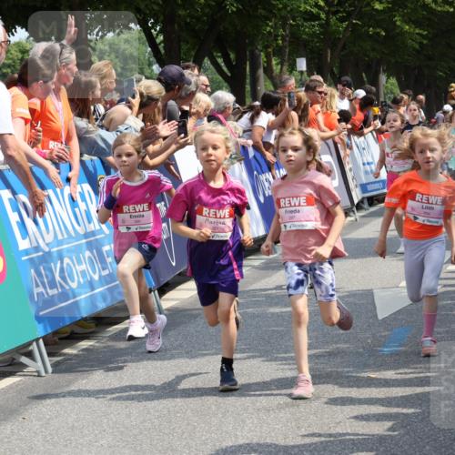 15.06.2025 - REWE Women's Run Strokosch-Dieckow http://msf.ph/oto/7943690 15.06.2025 11:35:47 Ziel 125, 133, 147, 164, 168, 177, 181, 190, 198, 199, 226, 238, 239, 262, 265, 281, 294, 297, 300, 308, 321 meine-sportfotos.de