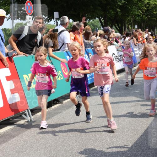 15.06.2025 - REWE Women's Run Strokosch-Dieckow http://msf.ph/oto/7943712 15.06.2025 11:35:47 Ziel 125, 133, 147, 164, 168, 177, 181, 190, 198, 199, 226, 238, 239, 262, 265, 281, 294, 297, 300, 308, 321 meine-sportfotos.de
