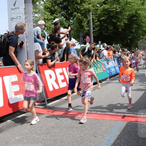 15.06.2025 - REWE Women's Run Strokosch-Dieckow http://msf.ph/oto/7943734 15.06.2025 11:35:48 Ziel 125, 147, 164, 168, 177, 190, 198, 199, 226, 238, 239, 262, 265, 270, 281, 294, 297, 300, 308, 321 meine-sportfotos.de