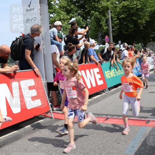 15.06.2025 - REWE Women's Run Strokosch-Dieckow http://msf.ph/oto/7943747 15.06.2025 11:35:48 Ziel 125, 147, 164, 168, 177, 190, 198, 199, 226, 238, 239, 262, 265, 270, 281, 294, 297, 300, 308, 321 meine-sportfotos.de