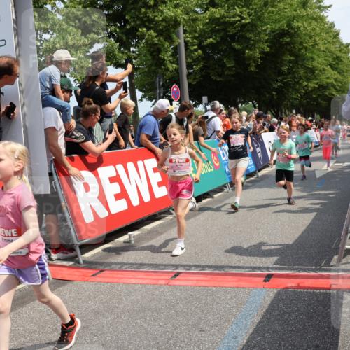 15.06.2025 - REWE Women's Run Strokosch-Dieckow http://msf.ph/oto/7943791 15.06.2025 11:35:50 Ziel 147, 155, 164, 168, 177, 190, 198, 199, 226, 238, 239, 262, 265, 270, 294, 297, 300, 305, 308, 321 meine-sportfotos.de