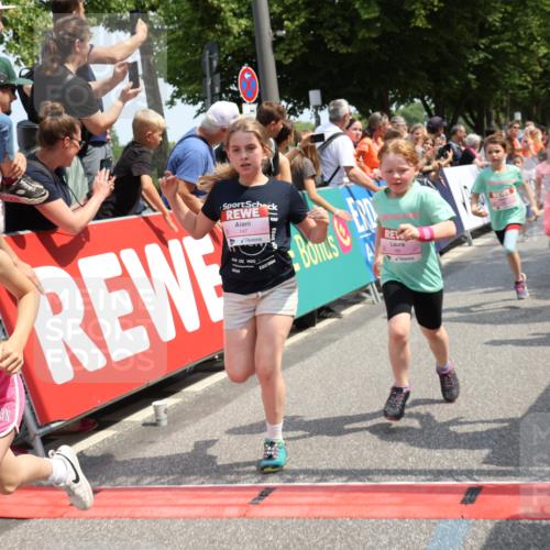 15.06.2025 - REWE Women's Run Strokosch-Dieckow http://msf.ph/oto/7943814 15.06.2025 11:35:51 Ziel 147, 155, 164, 168, 190, 198, 199, 226, 238, 239, 262, 265, 270, 294, 297, 300, 305, 321 meine-sportfotos.de