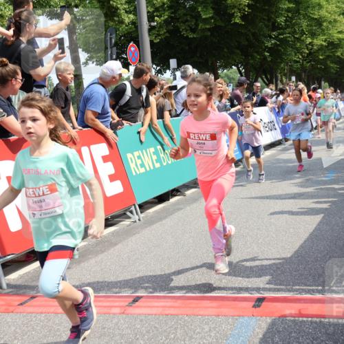15.06.2025 - REWE Women's Run Strokosch-Dieckow http://msf.ph/oto/7943846 15.06.2025 11:35:53 Ziel 114, 147, 155, 164, 190, 198, 200, 223, 224, 262, 265, 270, 294, 297, 300, 305, 321 meine-sportfotos.de