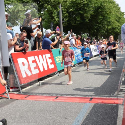 15.06.2025 - REWE Women's Run Strokosch-Dieckow http://msf.ph/oto/7943998 15.06.2025 11:35:57 Ziel 105, 114, 136, 147, 149, 155, 164, 190, 197, 198, 200, 223, 224, 235, 236, 262, 265, 270, 303, 305 meine-sportfotos.de