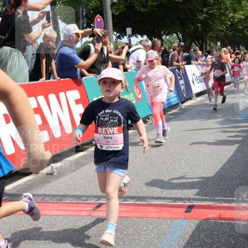 15.06.2025 - REWE Women's Run Strokosch-Dieckow http://msf.ph/oto/7944053 15.06.2025 11:35:59 Ziel 105, 114, 136, 141, 149, 155, 164, 197, 198, 200, 223, 224, 235, 236, 270, 303, 305 meine-sportfotos.de