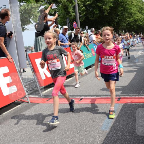 15.06.2025 - REWE Women's Run Strokosch-Dieckow http://msf.ph/oto/7944123 15.06.2025 11:36:01 Ziel 105, 114, 136, 141, 149, 155, 197, 200, 223, 224, 235, 236, 266, 270, 303, 305 meine-sportfotos.de