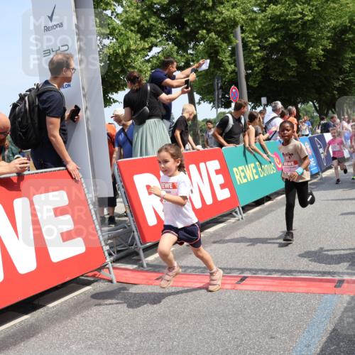 15.06.2025 - REWE Women's Run Strokosch-Dieckow http://msf.ph/oto/7944317 15.06.2025 11:36:10 Ziel 119, 129, 138, 141, 149, 182, 196, 202, 219, 243, 266, 303 meine-sportfotos.de