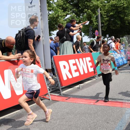 15.06.2025 - REWE Women's Run Strokosch-Dieckow http://msf.ph/oto/7944335 15.06.2025 11:36:10 Ziel 119, 129, 138, 141, 149, 182, 196, 202, 219, 243, 266, 303 meine-sportfotos.de