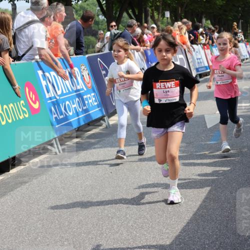 15.06.2025 - REWE Women's Run Strokosch-Dieckow http://msf.ph/oto/7944412 15.06.2025 11:36:13 Ziel 119, 129, 138, 182, 196, 202, 219, 241, 243, 266, 271 meine-sportfotos.de