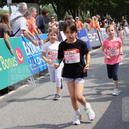 15.06.2025 - REWE Women's Run Strokosch-Dieckow http://msf.ph/oto/7944427 15.06.2025 11:36:13 Ziel 119, 129, 138, 182, 196, 202, 219, 241, 243, 266, 271 meine-sportfotos.de
