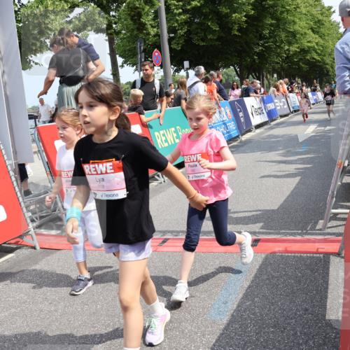 15.06.2025 - REWE Women's Run Strokosch-Dieckow http://msf.ph/oto/7944478 15.06.2025 11:36:15 Ziel 119, 129, 138, 182, 196, 202, 219, 241, 243, 271 meine-sportfotos.de