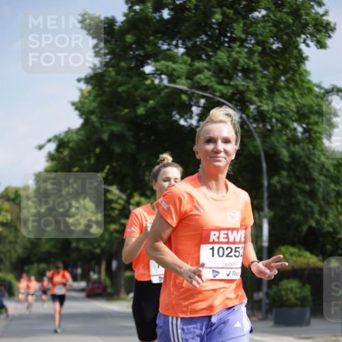 15.06.2025 - REWE Women's Run Jannik Wohlers http://msf.ph/oto/7944490 15.06.2025 08:47:40 Laufen 10252 meine-sportfotos.de