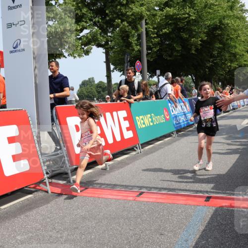 15.06.2025 - REWE Women's Run Strokosch-Dieckow http://msf.ph/oto/7944511 15.06.2025 11:36:19 Ziel 119, 129, 138, 182, 241, 271 meine-sportfotos.de