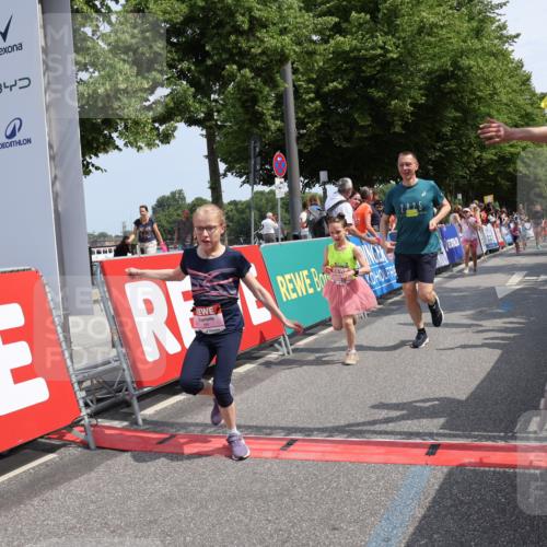 15.06.2025 - REWE Women's Run Strokosch-Dieckow http://msf.ph/oto/7944589 15.06.2025 11:36:26 Ziel 117, 127, 215, 241, 272, 289 meine-sportfotos.de