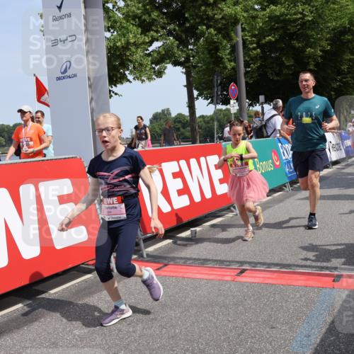 15.06.2025 - REWE Women's Run Strokosch-Dieckow http://msf.ph/oto/7944597 15.06.2025 11:36:26 Ziel 117, 127, 215, 241, 272, 289 meine-sportfotos.de