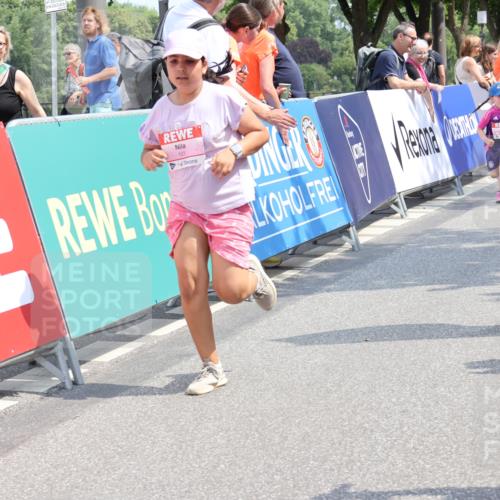 15.06.2025 - REWE Women's Run Strokosch-Dieckow http://msf.ph/oto/7944623 15.06.2025 11:36:29 Ziel 117, 127, 215, 259, 272, 289, 320 meine-sportfotos.de