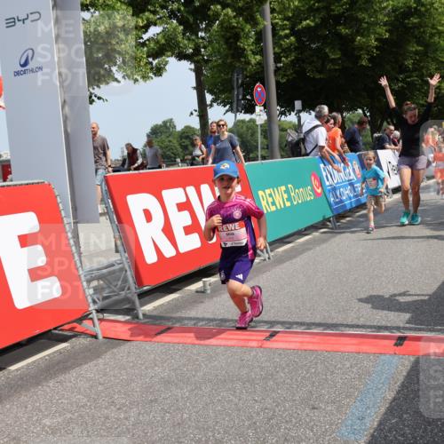 15.06.2025 - REWE Women's Run Strokosch-Dieckow http://msf.ph/oto/7944684 15.06.2025 11:36:32 Ziel 109, 117, 127, 171, 215, 259, 272, 289, 320 meine-sportfotos.de